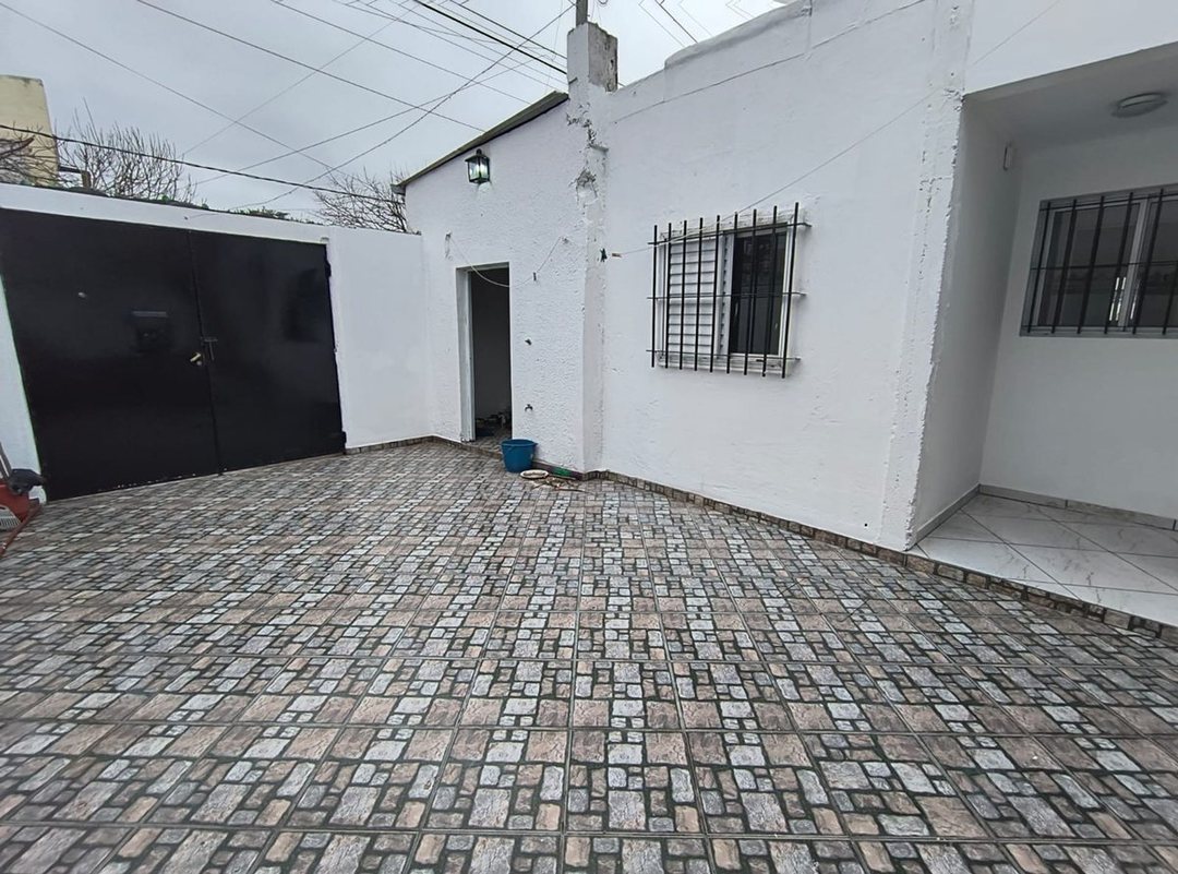 PH 4 AMBIENTES ALQUILER EN MORON  COCHERA PATIO
