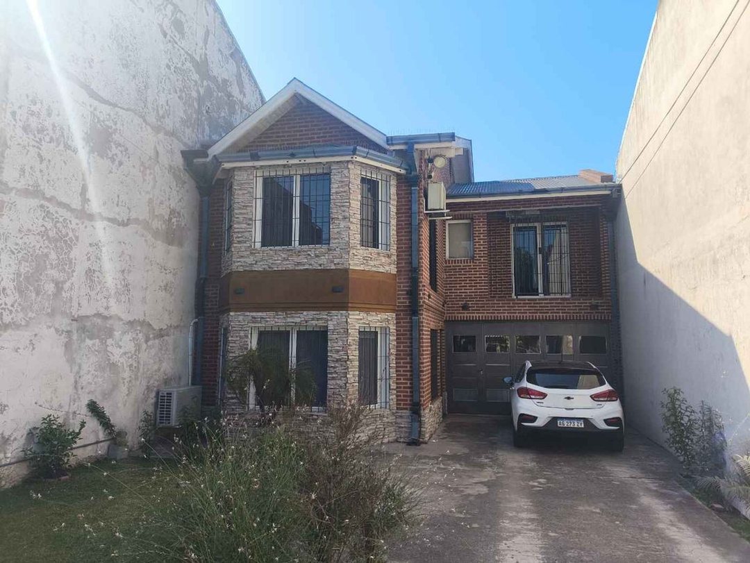 Venta Casa 5 amb en Longchamps + dpto de 2 amb