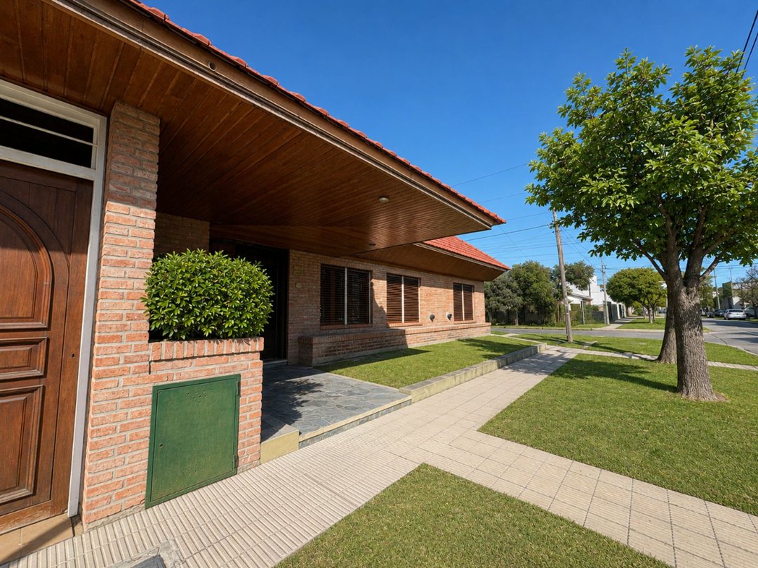 CASA EN VENTA DE 5 DORMITORIOS- TOLOSA