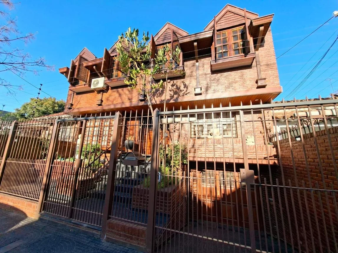 Casa de 4 ambientes en venta en Don Bosco, Agustín Álvarez 100