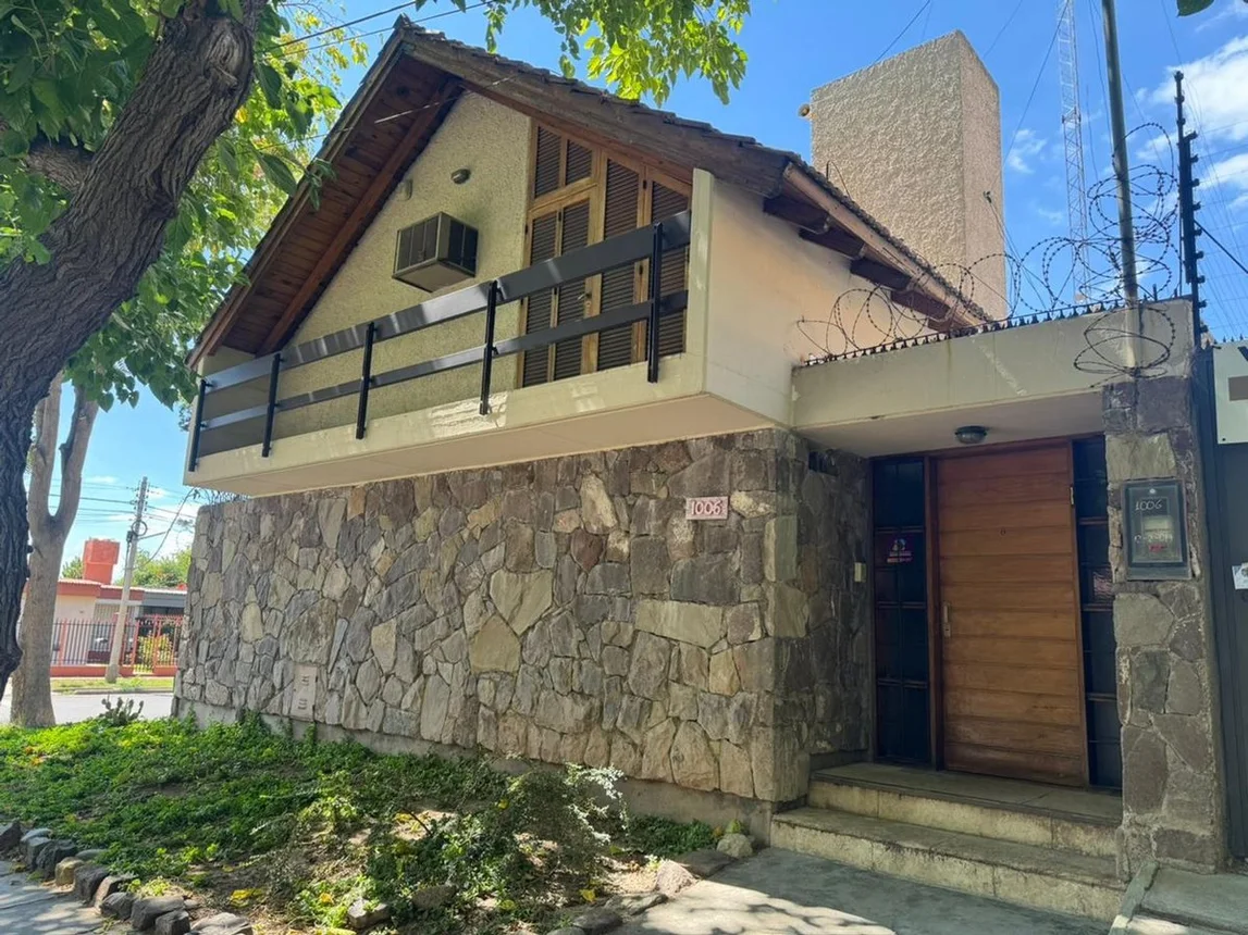 Casa tríplex en venta en Godoy Cruz