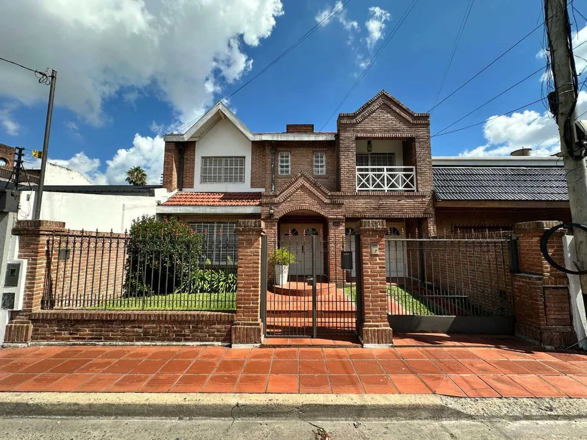 Casa de 5 ambientes en venta en Villa Sarmiento, Norteamérica 800
