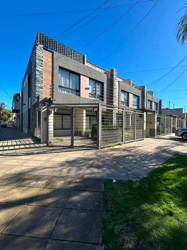 Casa tríplex en venta en Villa Luzuriaga