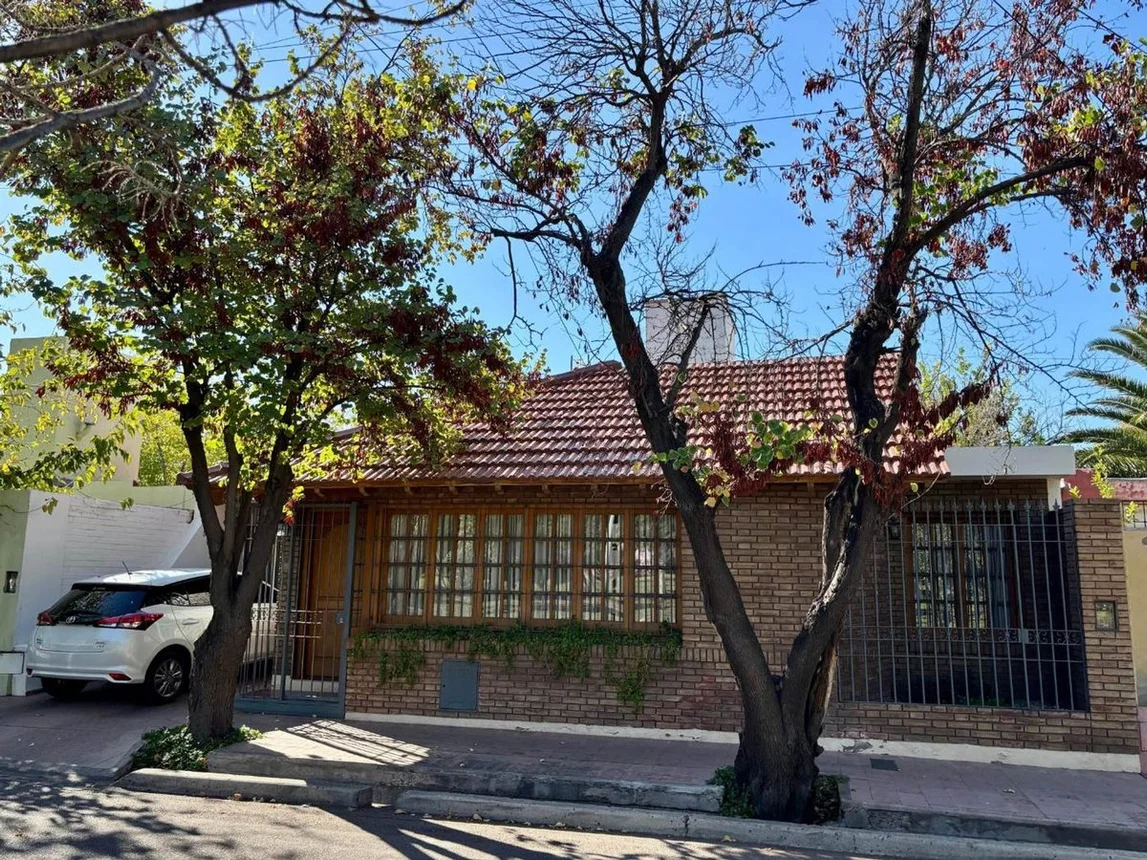 Casa de 5 ambientes en venta en Guaymallén, Zeballos 500