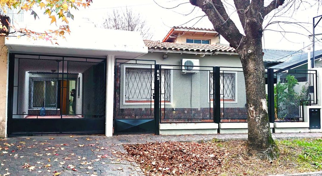 VENTA CASA 5 AMB JARDIN P. BAJA ITUZAINGO CENTRO