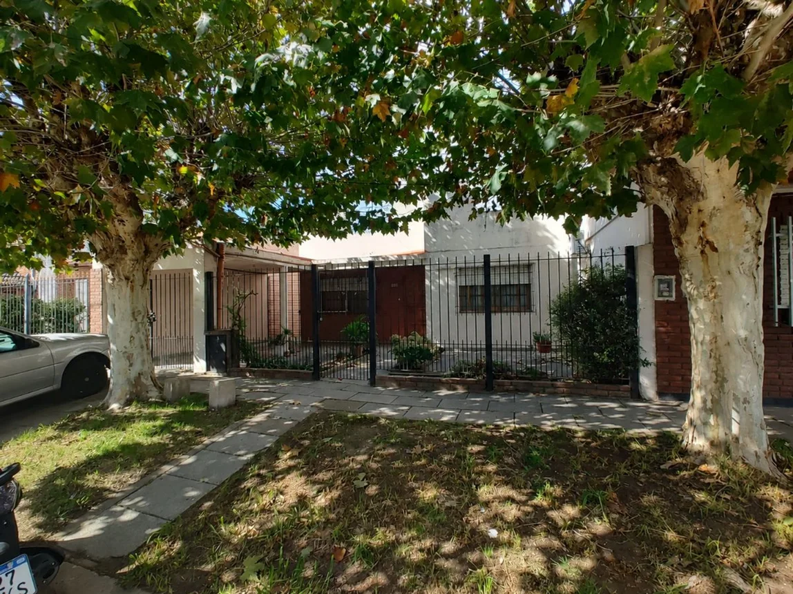 Casa de 4 ambientes en venta en Morón, Azul 1300