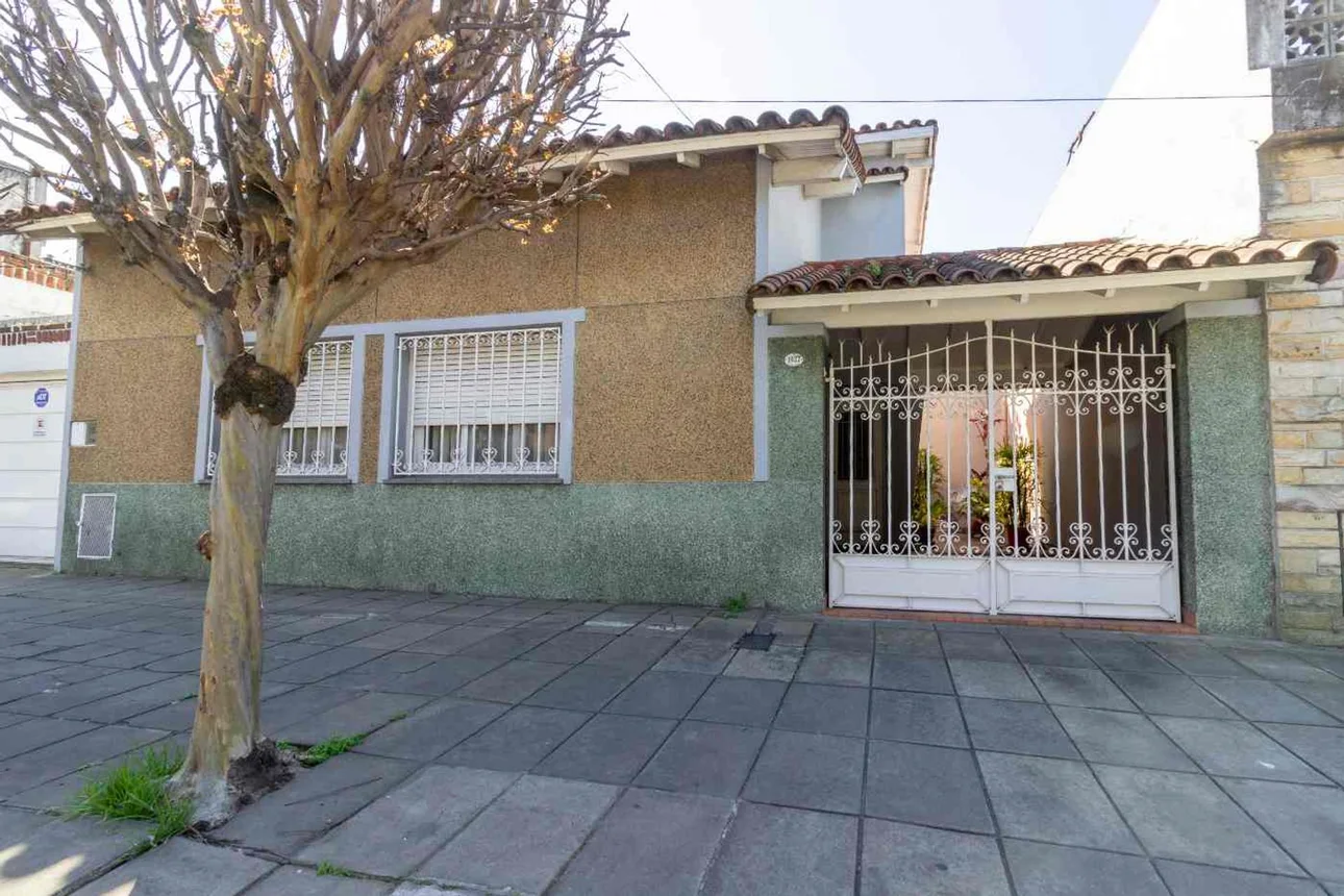 Casa de 3 ambientes en venta en Morón, Ortiz de Rosas 1000