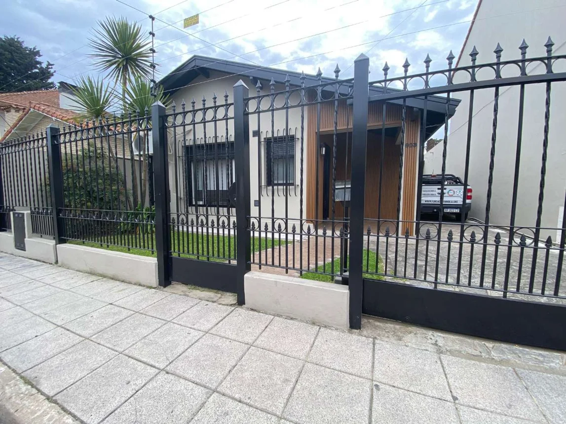 Casa en venta en Villa Sarmiento, Pedro Castelli 900