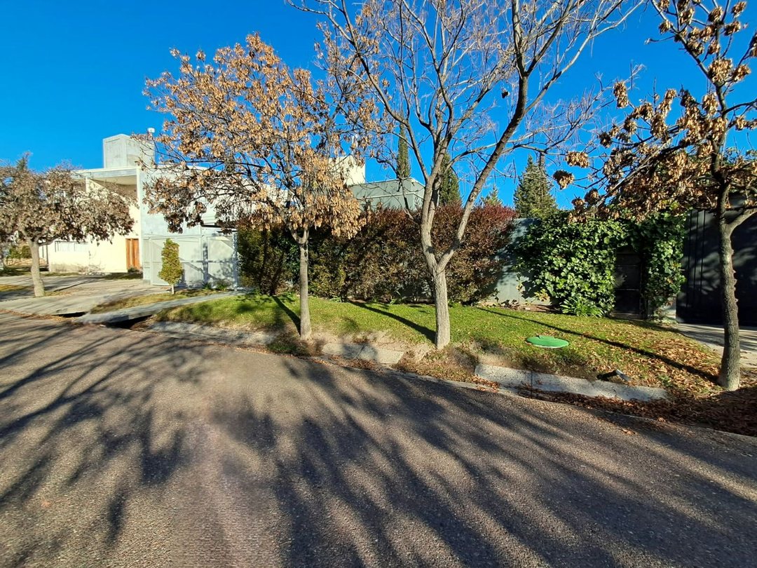 Casa en alquiler en barrio privado.