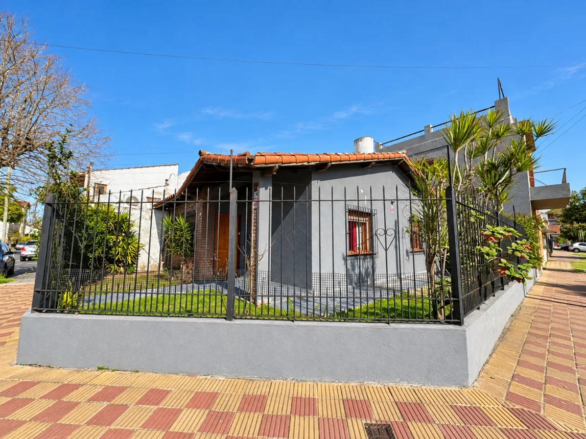 Casa de 5 ambientes en venta en Villa Luzuriaga, Entre Ríos 800