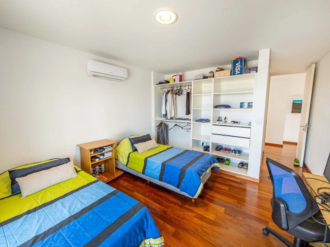 Casa de categoria en venta - lomas de la carolina, foto 3
