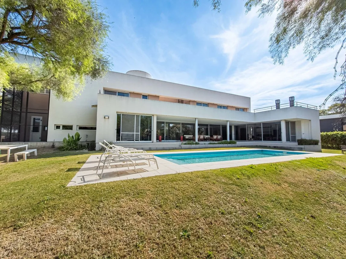 Casa de categoria en venta - lomas de la carolina, foto 1