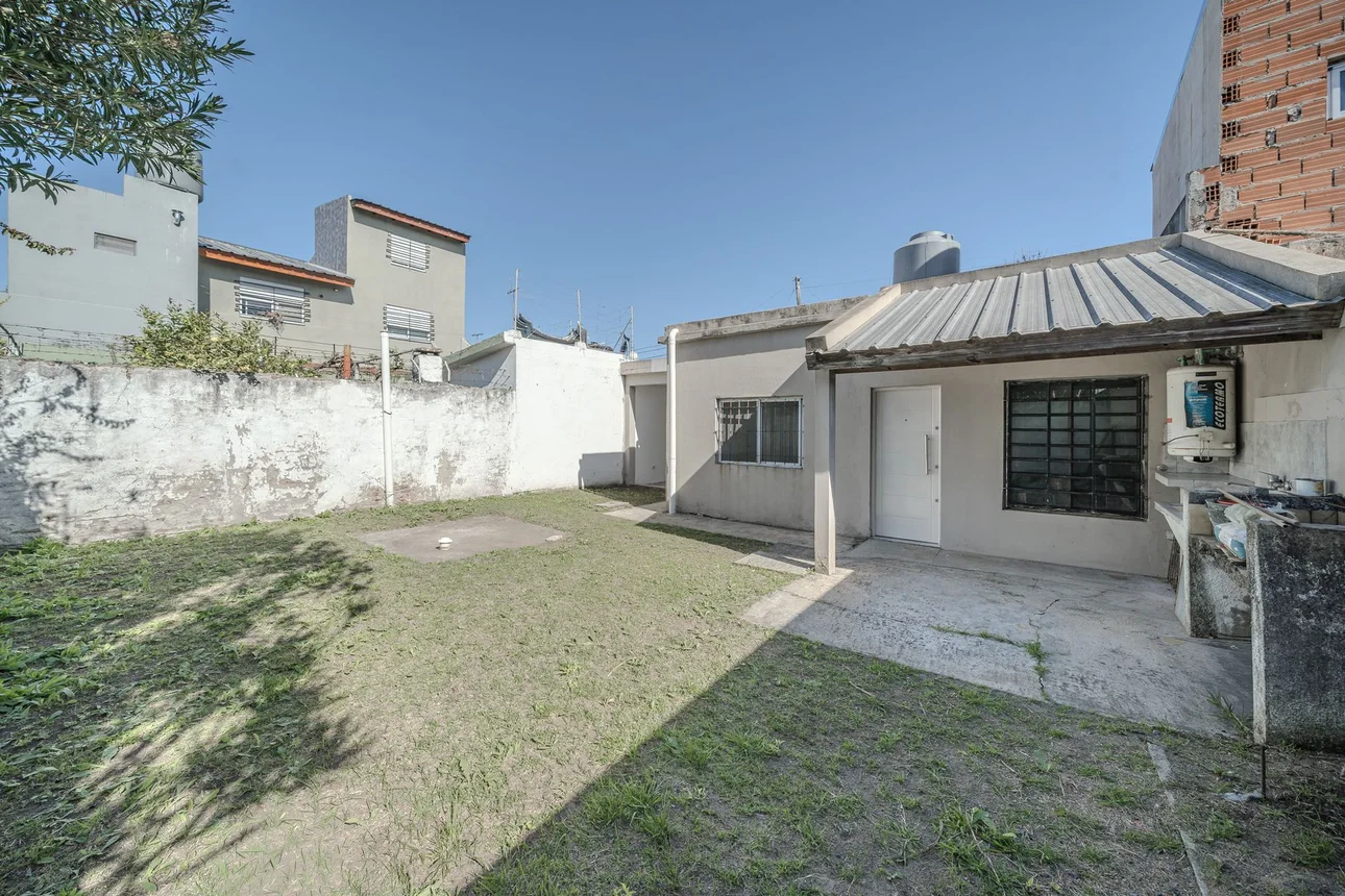 Casa de 3 ambientes en venta en Morón, Lanús 2800