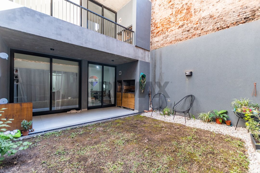 VENTA  DEPTO. 2 AMBIENTES CON JARDÍN Y PARRILLA !!
