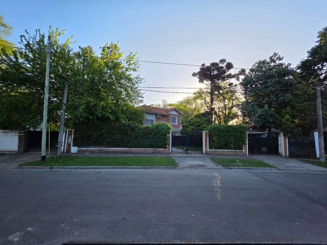 Casa de 6 ambientes en venta en Villa Tesei, Fitz Roy 800