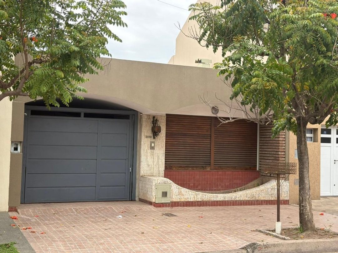 CASA EN VENTA,  3 DORMITORIOS EN BARRIO CATEDRAL.