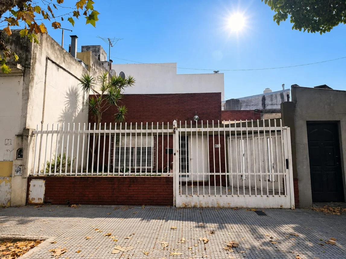 Casa de 6 ambientes en venta en Liniers, Montiel 600