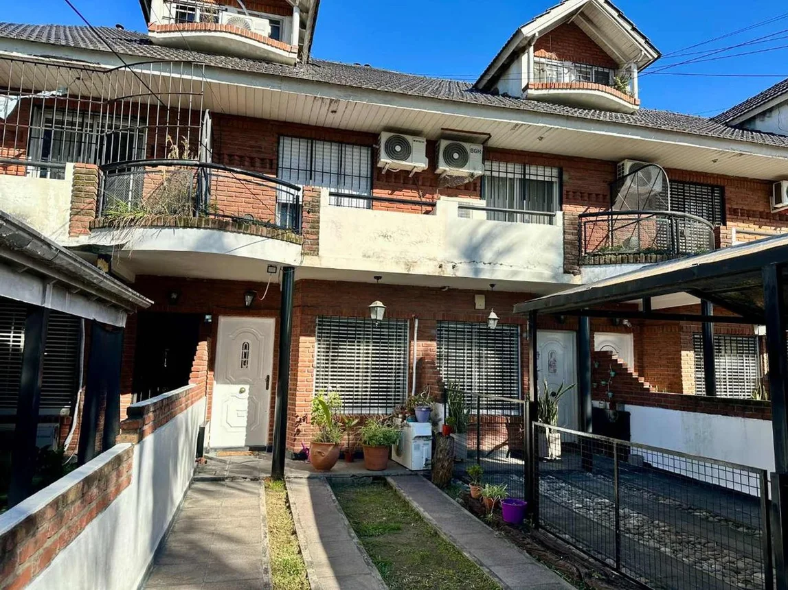 Casa tríplex en venta en Caseros