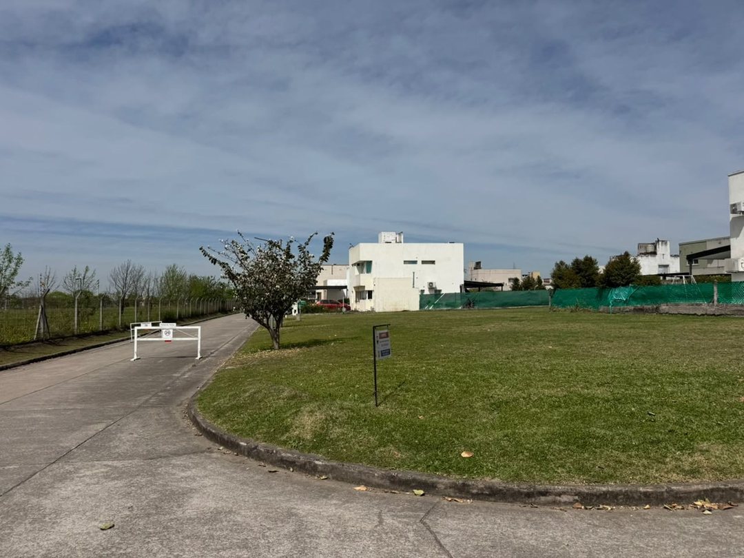 VENTA LOTE ESQUINA 641 M² EN LAS QUINTAS 1