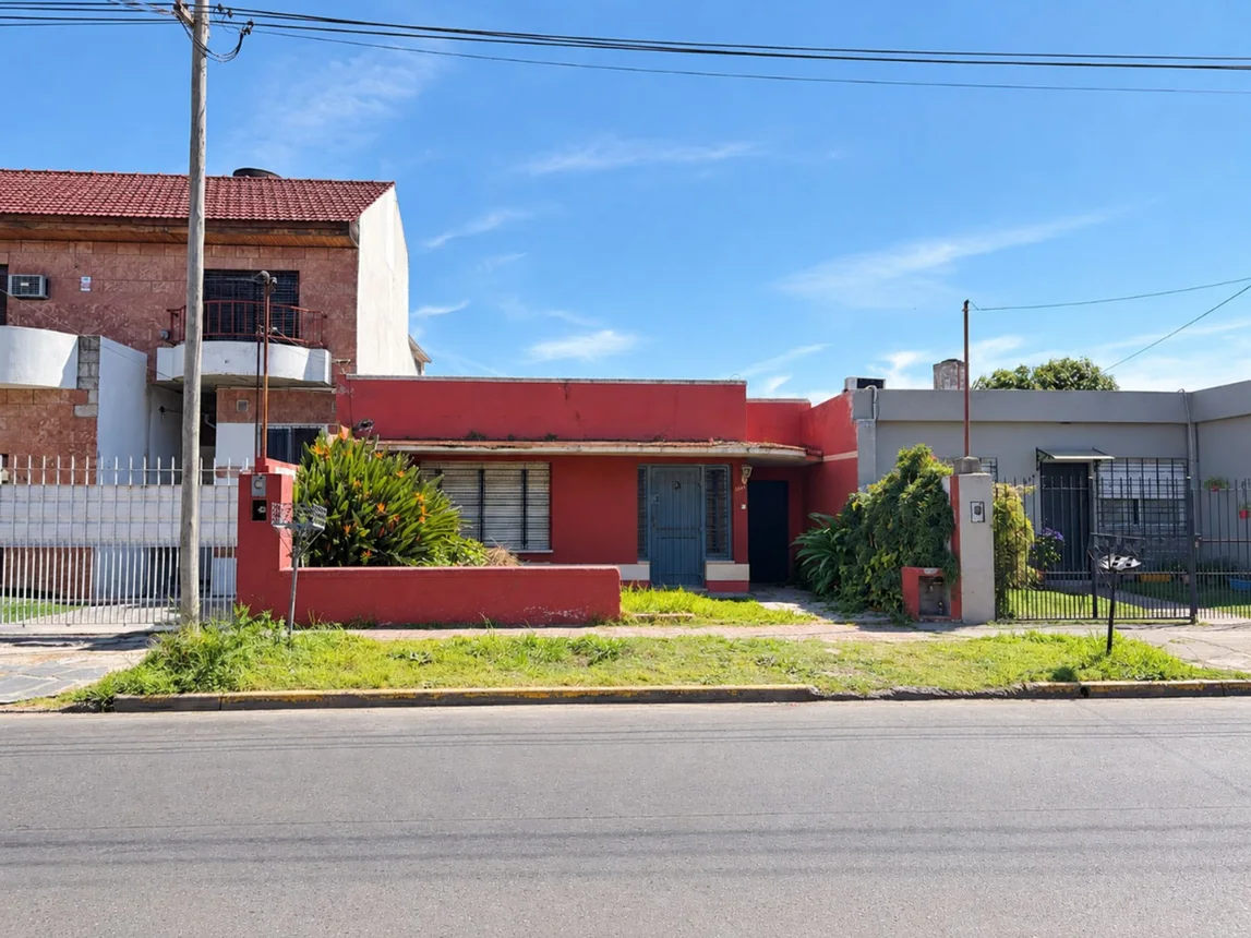 Casa de 3 ambientes en venta en Banfield, Avenida Santa Fe 1600, foto 2