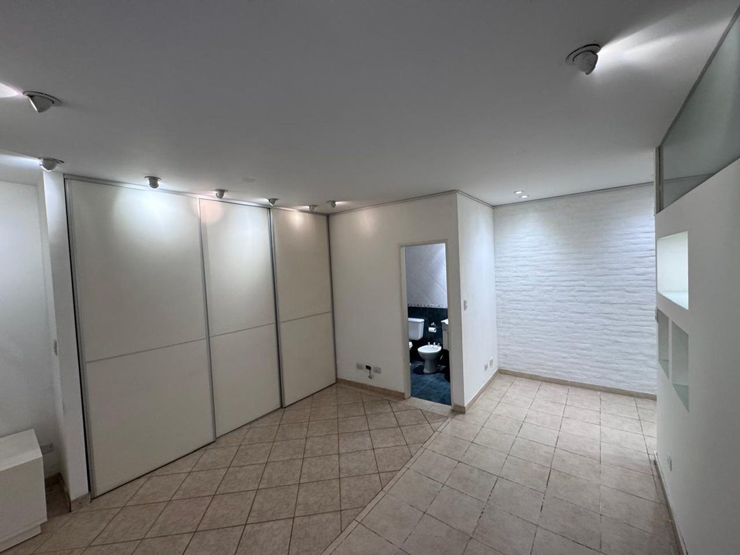 Alquiler monoambiente con patio. Muy bajas expensa