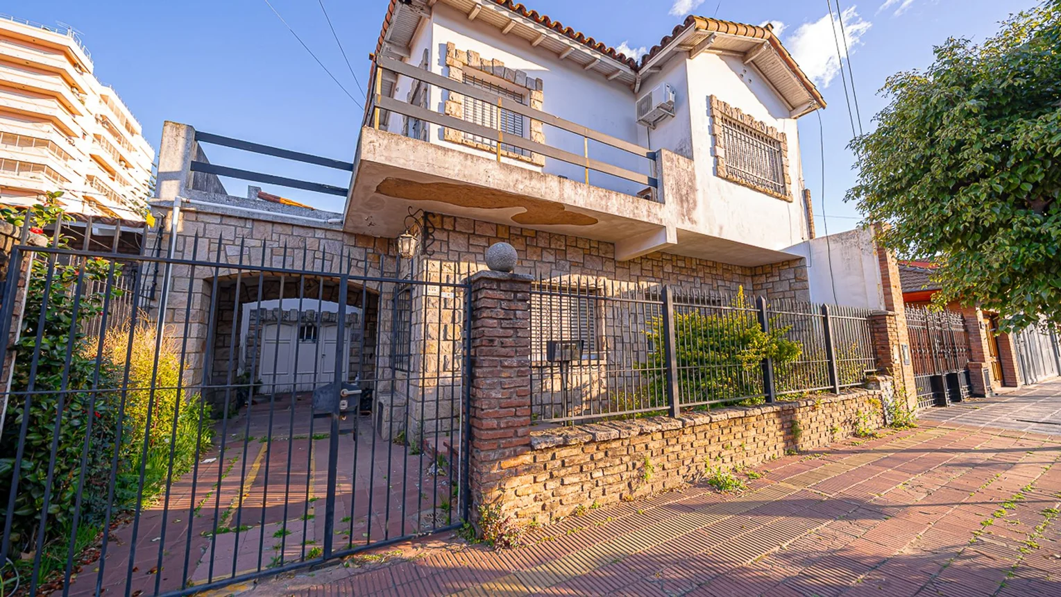 Casa de 3 ambientes en venta en Haedo, Llavallol 1300