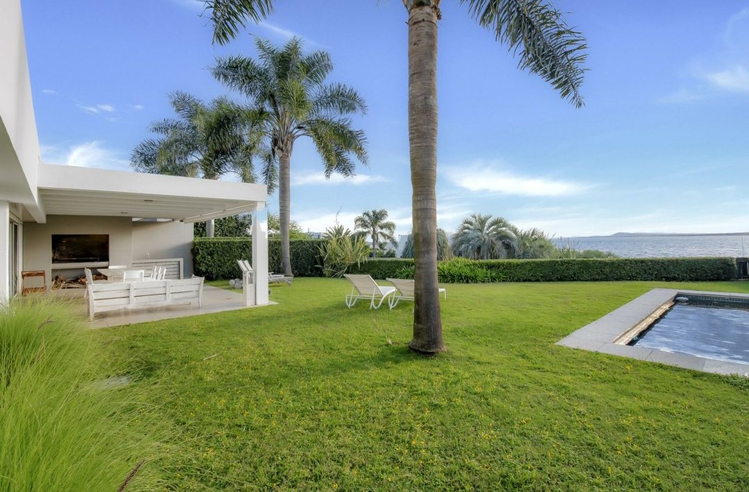 VENTA EN PUNTA BALLENA 3 DORMITORIOS CON PISCINA