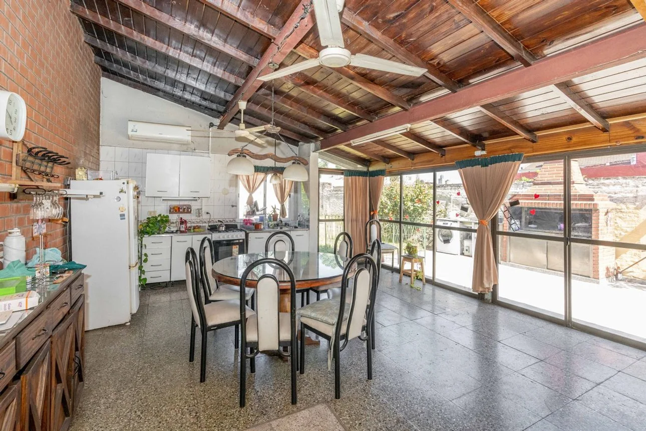 Casa de 5 ambientes en venta en Lomas del Mirador, Almirante Brown 3000