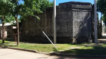 Venta casa a refaccionar sobre esquina