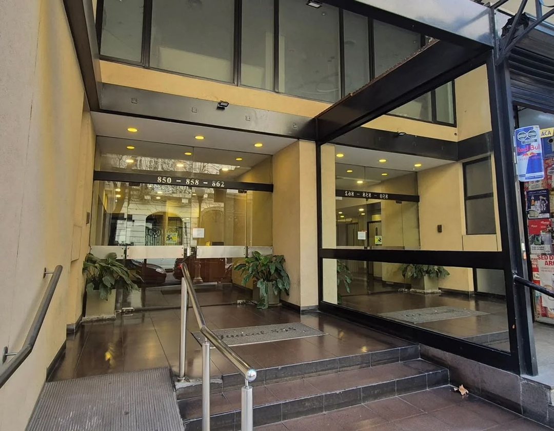 Venta Monoambiente en Retiro piso 9 sobre Juncal