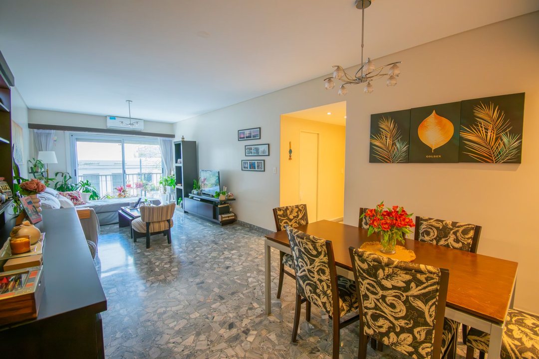 Departamento 4 amb dep. servicio, balcon y cochera
