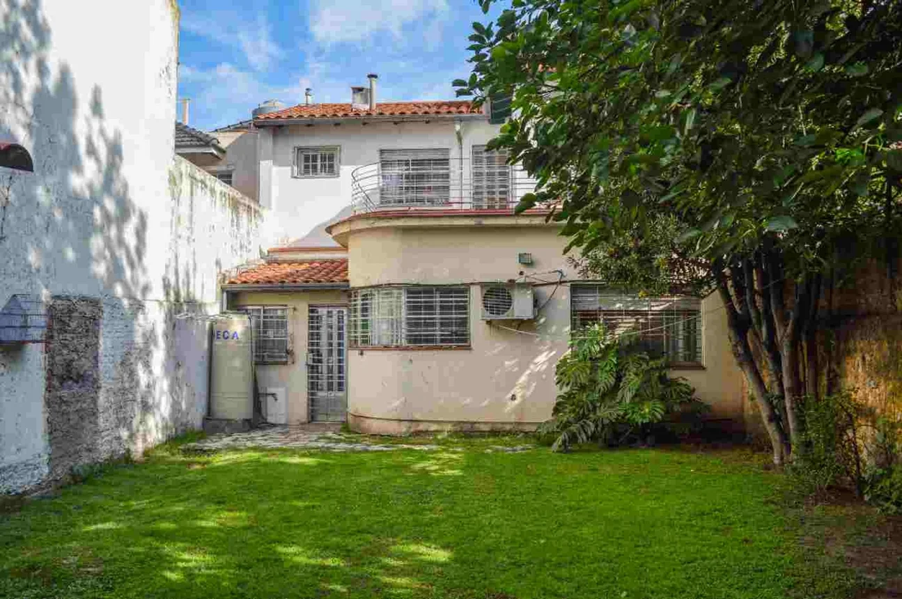 Casa en venta en banfield 7 ambientes con parque, foto 1