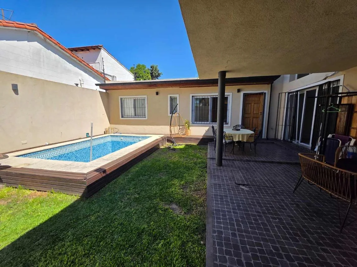 Casa de 4 ambientes en venta en Castelar, Pedro Goyena 3000