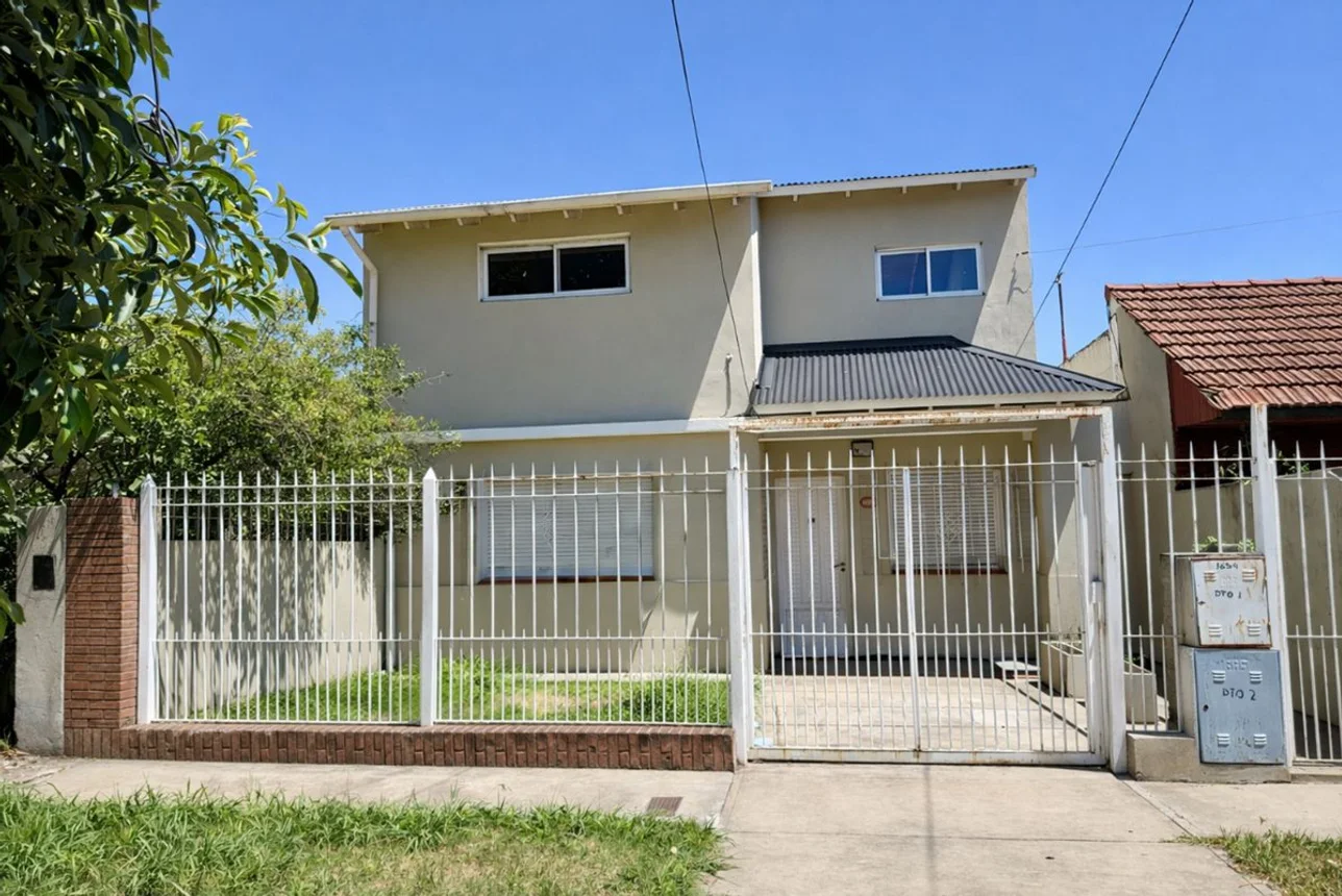 Casa de 5 ambientes en venta en Adrogué, Somellera 1600