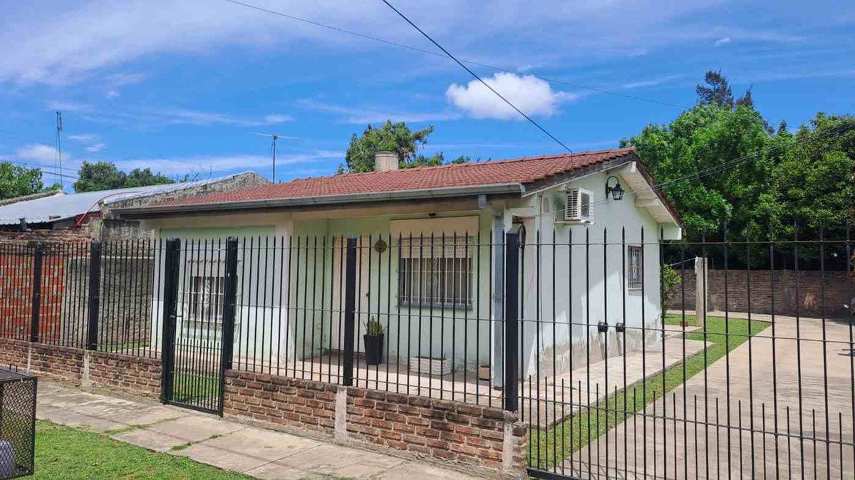 VENTA CASA 3 AMBIENTES, AMPLIO JARDIN, COCHERA