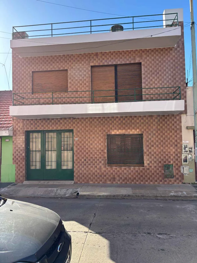 Casa de 7 ambientes en venta en Parque Chacabuco, Pasaje Valencia 2000