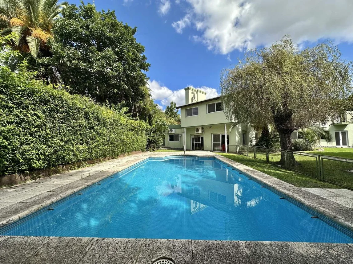 Casa de 10 ambientes en venta en Garín, Hoyo 6 0