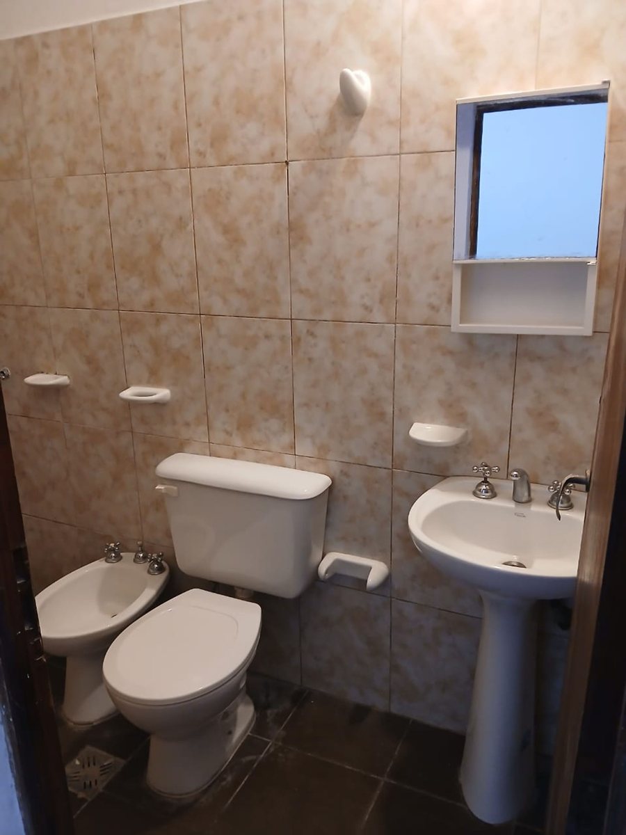 CASA VENTA BARRIO DON EMILIO ZONA SUR 4 DORM - foto 4
