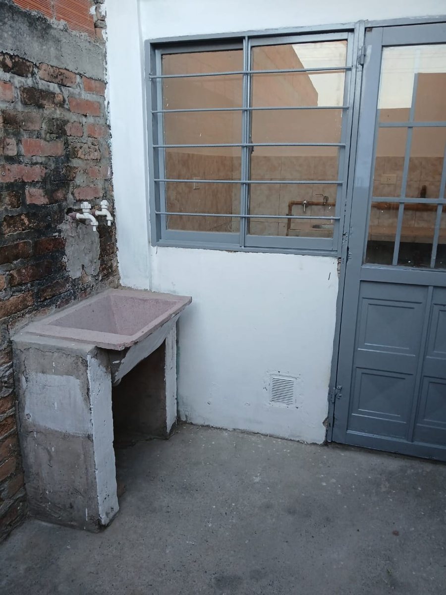CASA VENTA BARRIO DON EMILIO ZONA SUR 4 DORM - foto 6