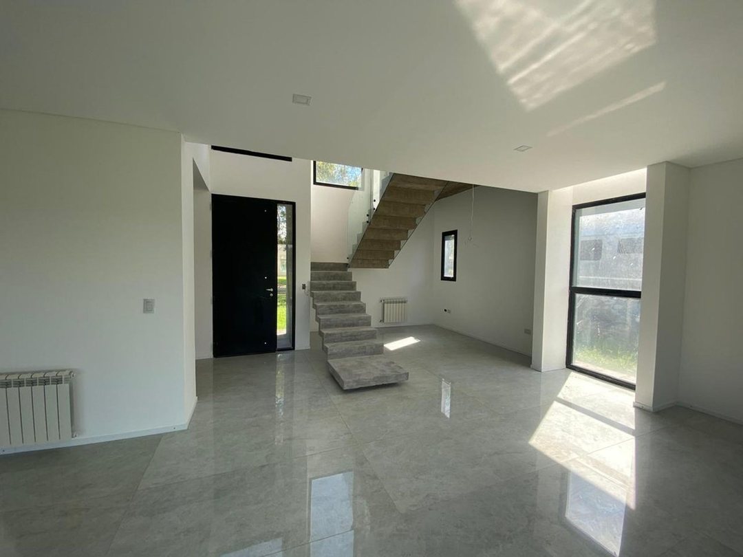 CASA EN VENTA DE 3 DORMITORIOS EN MIRALAGOS