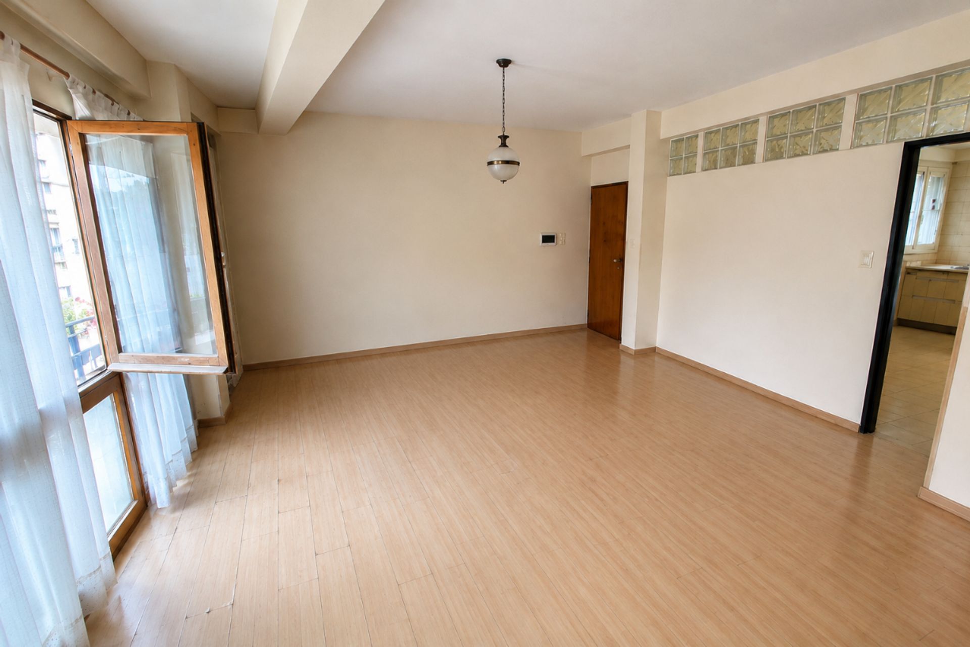 DEPARTAMENTO AMPLIO VENTA CENTRO 3 DORM C/COCHERA - foto 3