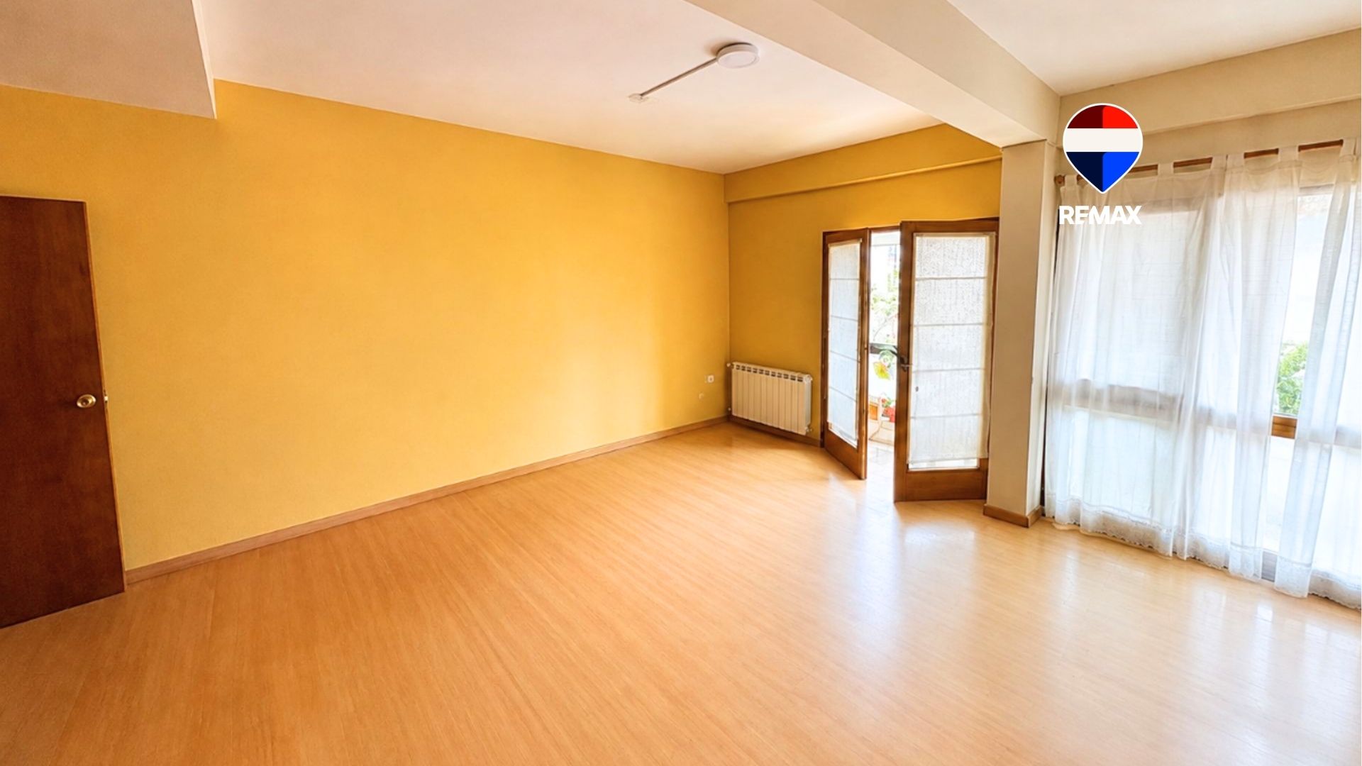 DEPARTAMENTO AMPLIO VENTA CENTRO 3 DORM C/COCHERA - foto 1