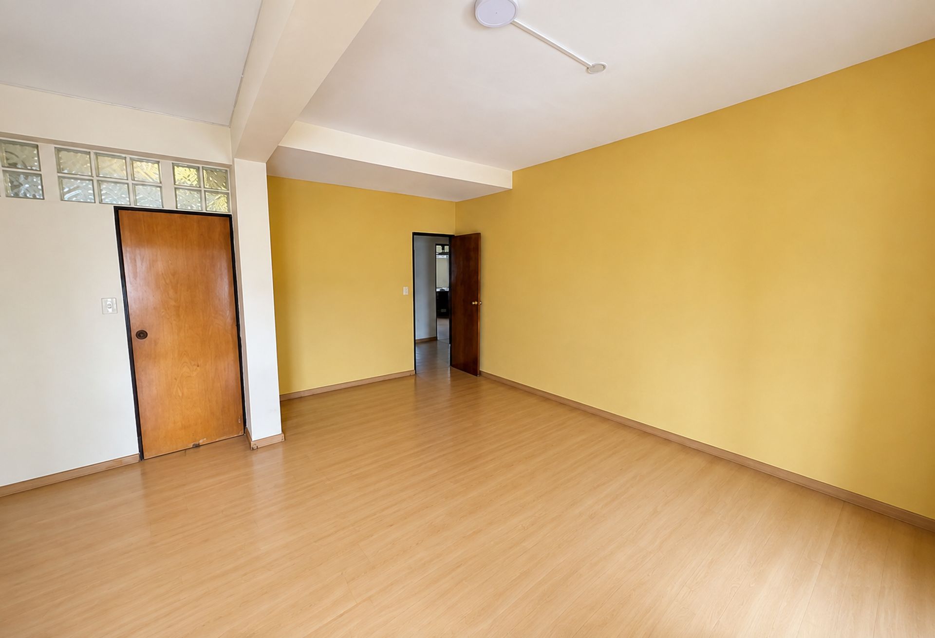 DEPARTAMENTO AMPLIO VENTA CENTRO 3 DORM C/COCHERA - foto 2