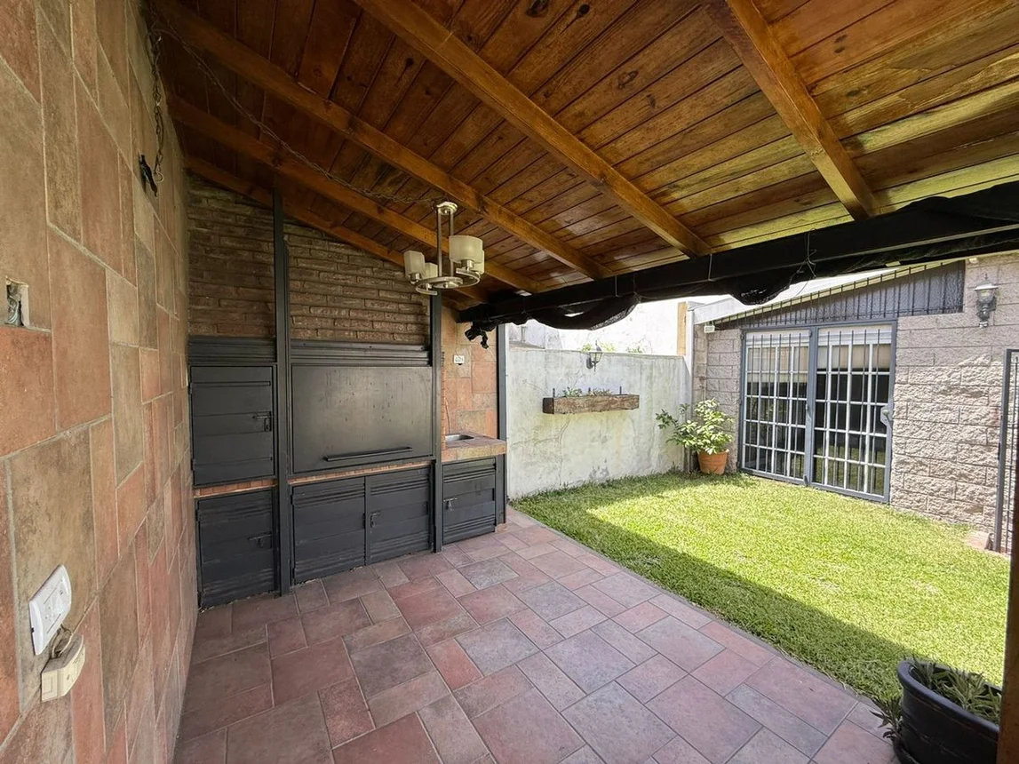 Casa de 4 ambientes en venta en Olivos, Caseros 3700