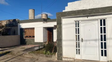 Casa 2 dormitorios patio y cochera - Bº Zumarán