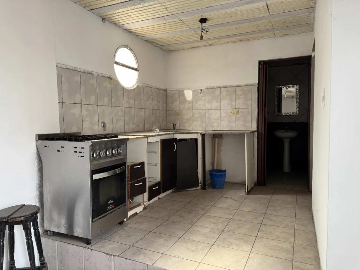 Casa de 5 ambientes en venta en Lomas del Mirador, Calle Jose E. Rodo 300, foto 3