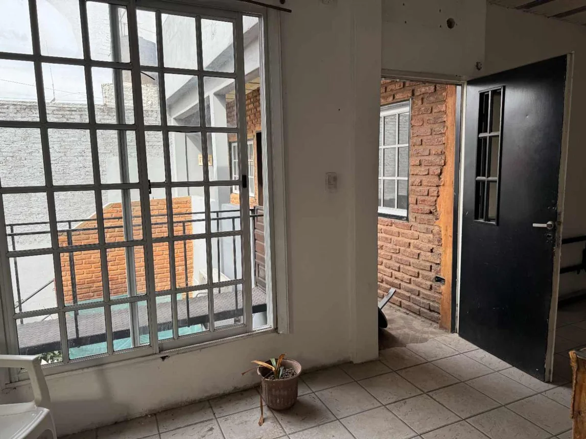 Casa de 5 ambientes en venta en Lomas del Mirador, Calle Jose E. Rodo 300