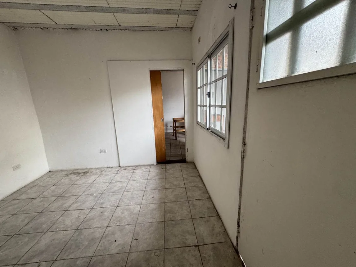 Casa de 5 ambientes en venta en Lomas del Mirador, Calle Jose E. Rodo 300, foto 2