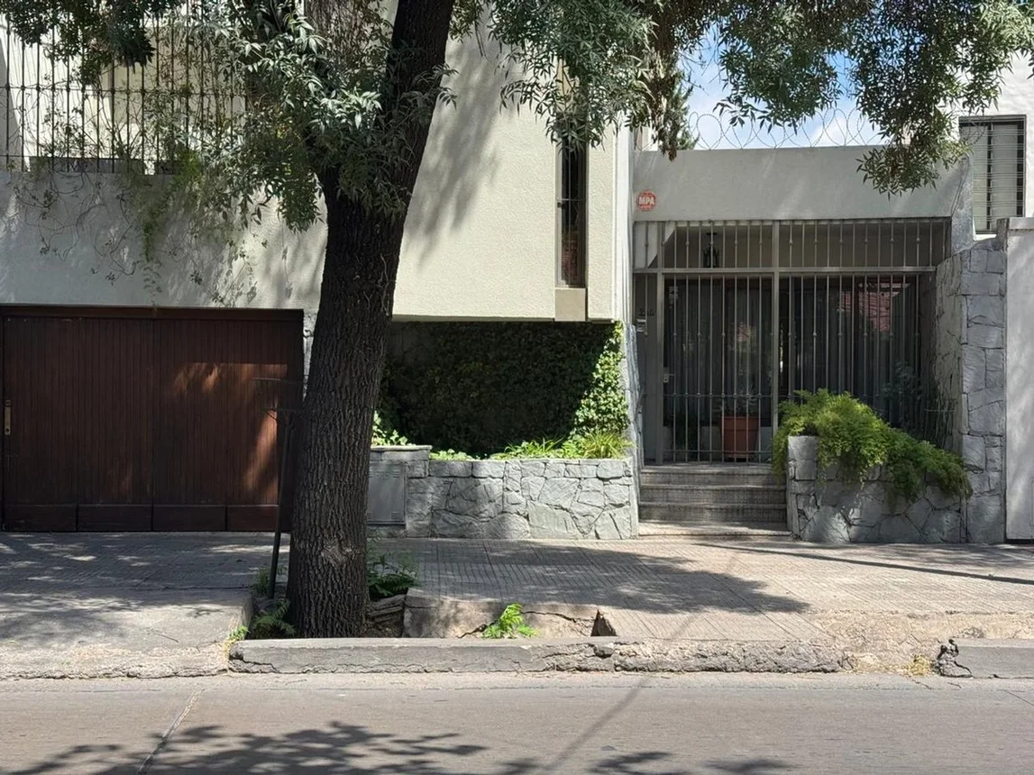Casa de 6 ambientes en venta en Mendoza, Paso de los Andes 900