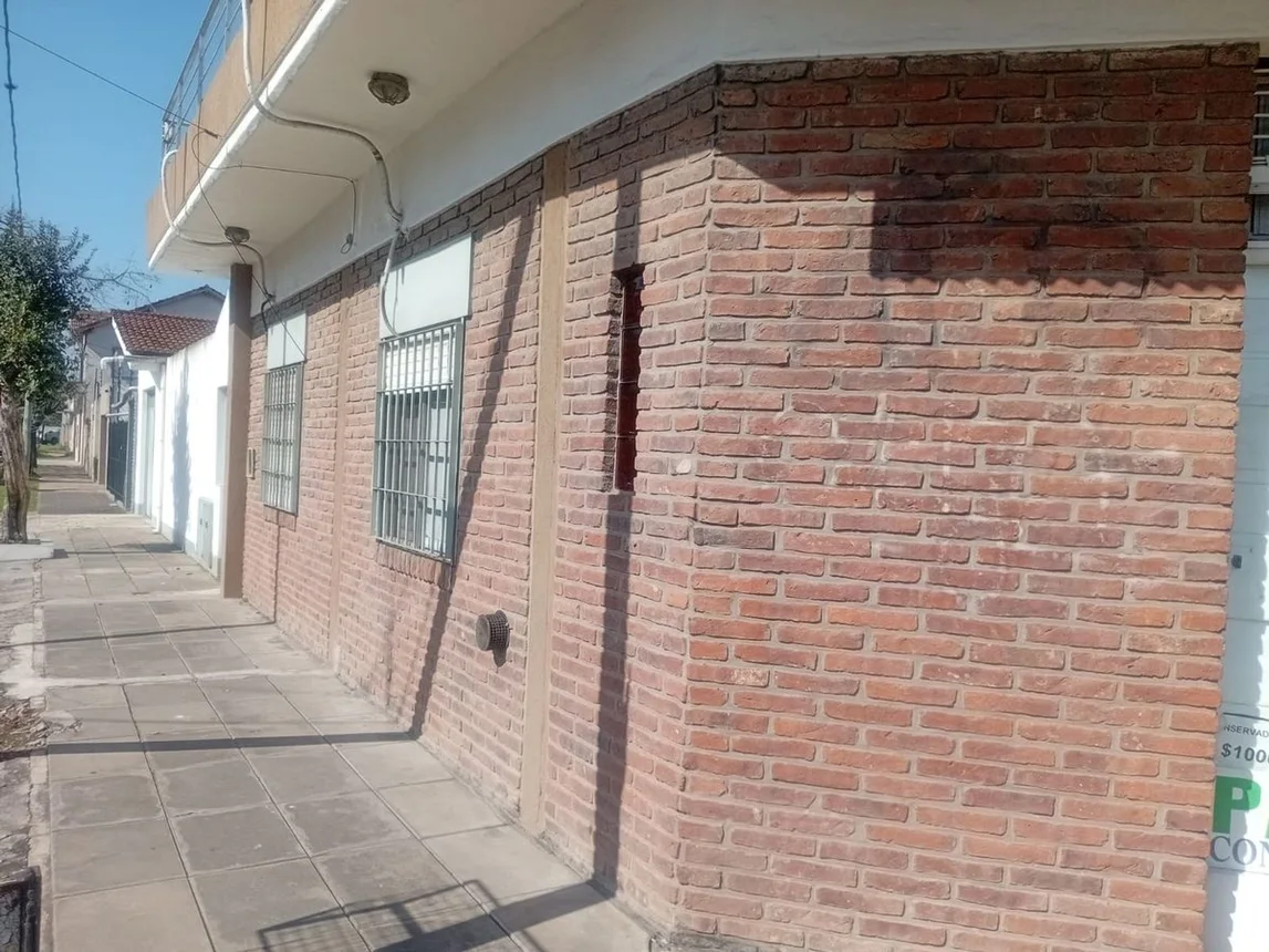 Casa en venta en Villa Luzuriaga, foto 2